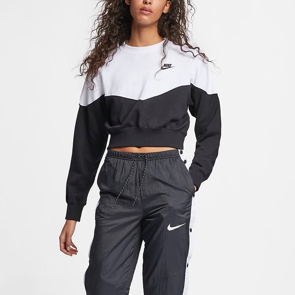 Nike Cropped Sweater